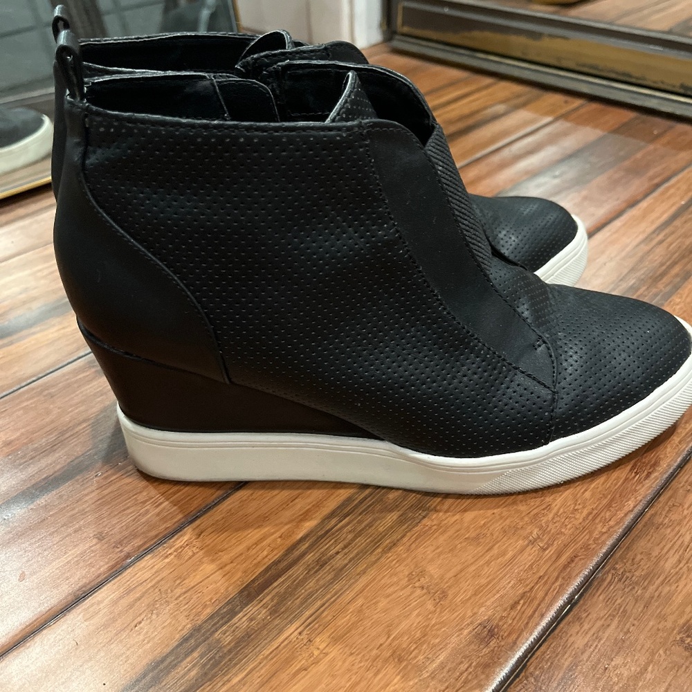 Mia black wedges